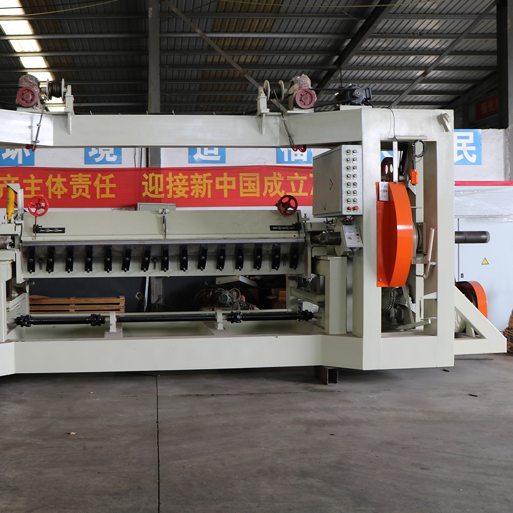 Spindle veneer peeling machine