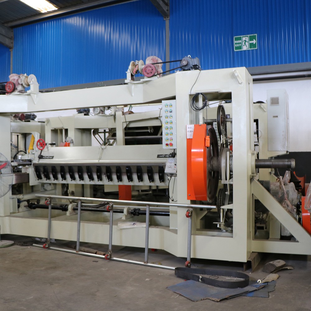 Spindle veneer peeling machine